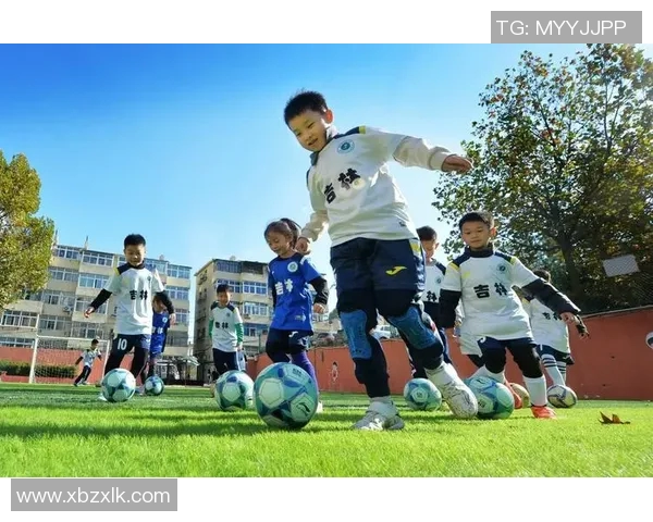 模仿足球明星经典动作挑战赛让你在绿茵场上重现传奇瞬间